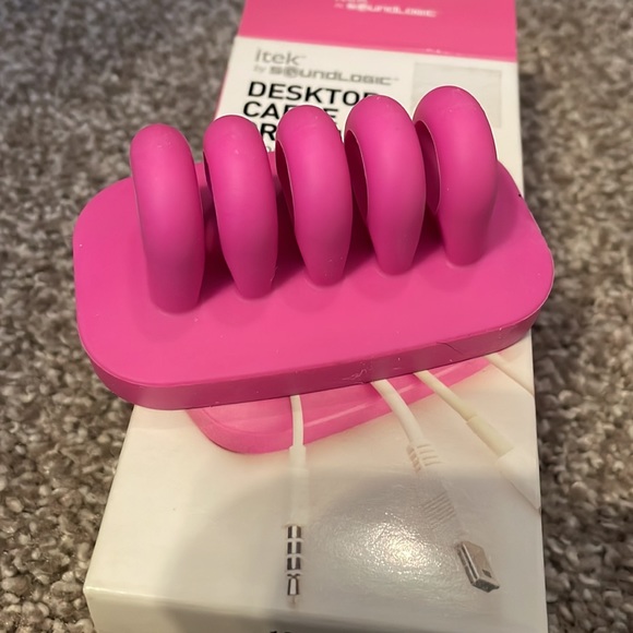 New itek by Soundlogic desktop cable organizer for iPhone, android - Picture 3 of 4